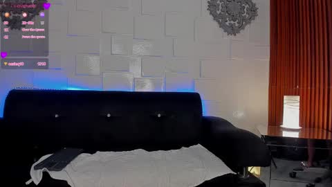 Snapshot of breex_ chatting on February 26, 11:19 pm Breex online show from February 26, 11:19 pm