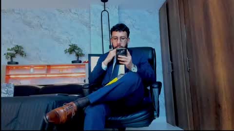 Snapshot of bruno_woods chatting on March 4, 9:32 pm Andres Suarez online show from March 4, 9:32 pm