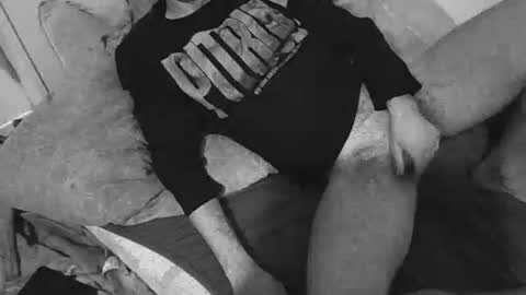 Snapshot of brutusek9191 chatting on October 22, 7:59 pm brutusek9191 online show from October 22, 7:59 pm