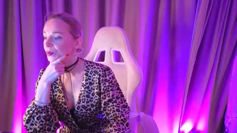 Snapshot of bubbling_crush chatting on February 16, 11:05 pm bubbling_crush online show from February 16, 11:05 pm