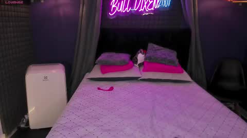Snapshot of bull_vixen2001 chatting on September 18, 12:09 pm Bunny and The Rock online show from September 18, 12:09 pm