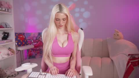 Stella online show from April 20, 9:40 pm