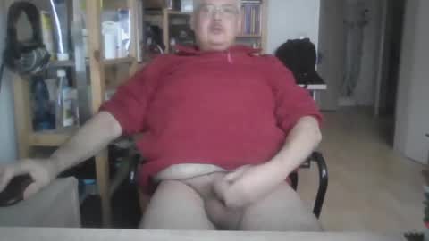 Snapshot of busibaer666 chatting on December 17, 12:00 pm busi online show from December 17, 12:00 pm