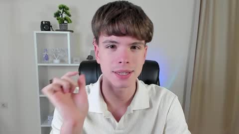 Hey I am Calvin  online show from December 1, 7:05 pm