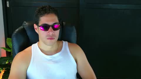 Snapshot of camara110 chatting on February 18, 11:30 pm camara110 online show from February 18, 11:30 pm