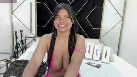 Snapshot of camiilareyes chatting on February 25, 4:57 pm CamiilaReyes online show from February 25, 4:57 pm