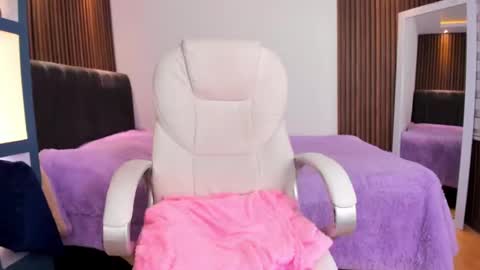 Snapshot of camila_martinez9 chatting on February 12, 11:29 am camila_martinez9 online show from February 12, 11:29 am