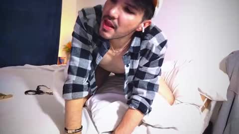 Snapshot of camilosaennz chatting on February 11, 1:10 am camilo online show from February 11, 1:10 am