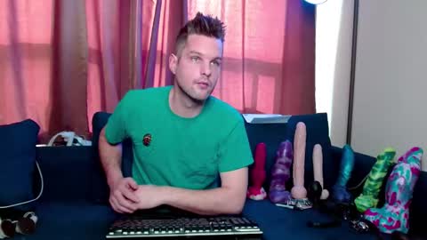 Snapshot of camzlut4u chatting on February 26, 9:09 pm mark the Slut online show from February 26, 9:09 pm