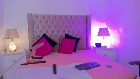 Candie  online show from November 24, 12:59 pm