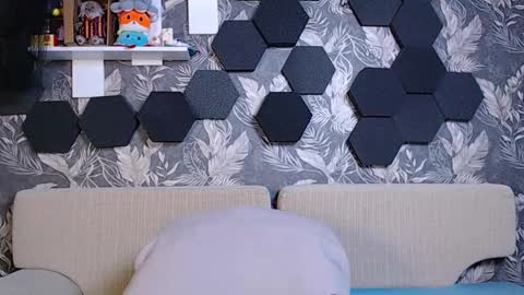 Snapshot of candyyyyrio chatting on December 13, 2:10 am Mia online show from December 13, 2:10 am
