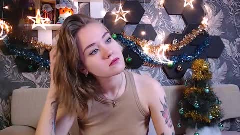 Snapshot of candyyyyrio chatting on December 18, 2:21 am Mia online show from December 18, 2:21 am
