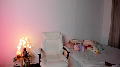Snapshot of caramelo_xox chatting on December 24, 1:06 am online show from December 24, 1:06 am