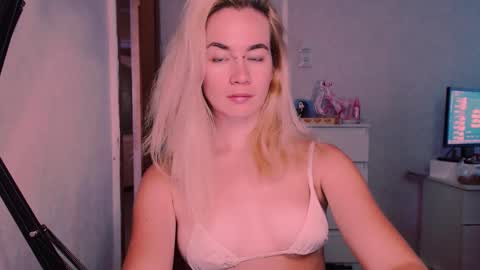 Snapshot of carinfox chatting on September 10, 5:08 am Carin online show from September 10, 5:08 am