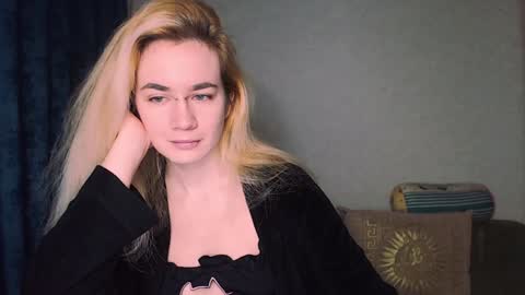 Snapshot of carinfox chatting on December 4, 5:43 am Carin online show from December 4, 5:43 am
