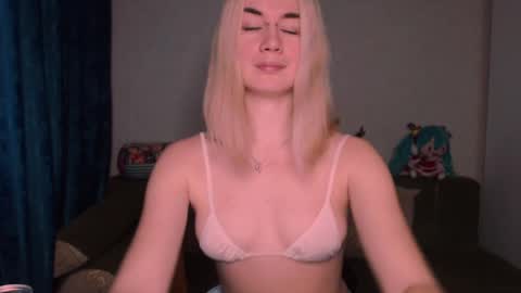 Snapshot of carinfox chatting on March 8, 4:45 am Carin online show from March 8, 4:45 am