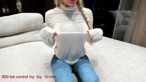 Snapshot of carolinaherera chatting on December 28, 2:21 pm Lina.I will online 1 December online show from December 28, 2:21 pm