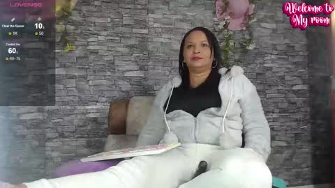 Snapshot of carolinajamess chatting on January 24, 4:48 am Camelia online show from January 24, 4:48 am