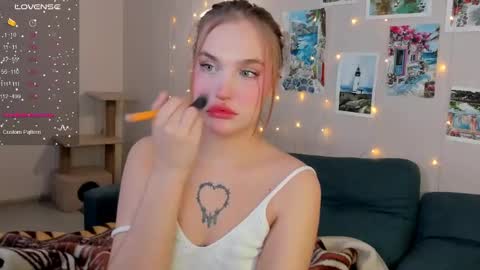 Snapshot of caroline_kiparis chatting on January 8, 9:32 am Caro online show from January 8, 9:32 am