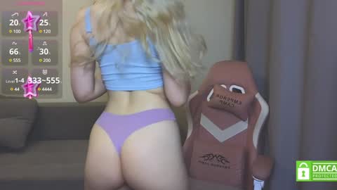 Snapshot of caseylabow chatting on December 17, 1:38 pm My name is Casey... Nice to meet you I will be happy to have funthumbs up please its important online show from December 17, 1:38 pm