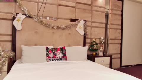 Snapshot of cassiefoxx_ chatting on December 25, 7:34 pm Cassie online show from December 25, 7:34 pm