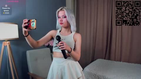 Mia online show from April 10, 11:04 am