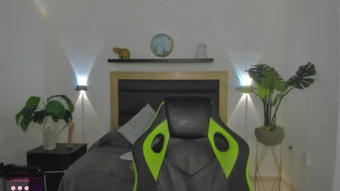 Snapshot of catleya_1 chatting on February 8, 6:33 am Juliana online show from February 8, 6:33 am