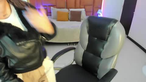 catti_brie_ online show from April 23, 11:29 am