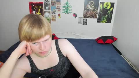 cattie_w_ online show from April 14, 1:20 am