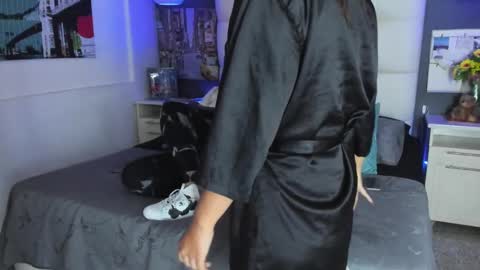 Snapshot of celeste_starsss chatting on February 7, 3:24 am celeste_starsss online show from February 7, 3:24 am