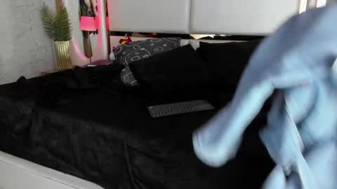 Snapshot of celeste_starsss chatting on February 22, 1:00 am celeste_starsss online show from February 22, 1:00 am
