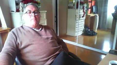 Snapshot of chalkstall chatting on September 15, 7:43 am Chalky online show from September 15, 7:43 am