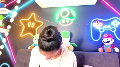 Snapshot of chaneladamss_ chatting on March 6, 7:43 pm C H A N E L online show from March 6, 7:43 pm