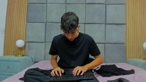 Chanellandmax online show from November 21, 1:20 pm