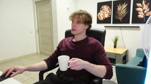 CHARLES DREAMS online show from November 30, 10:50 pm