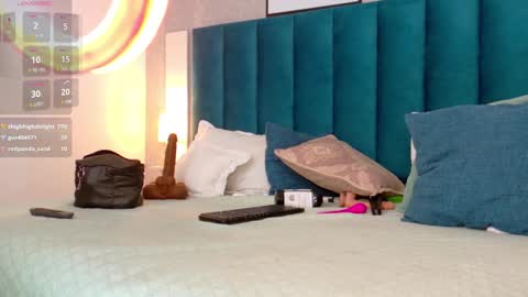 Snapshot of cheneelllorens chatting on January 8, 3:51 am online show from January 8, 3:51 am