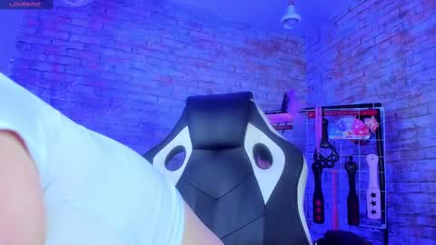 Snapshot of cherry_xoxx chatting on September 9, 11:43 am online show from September 9, 11:43 am