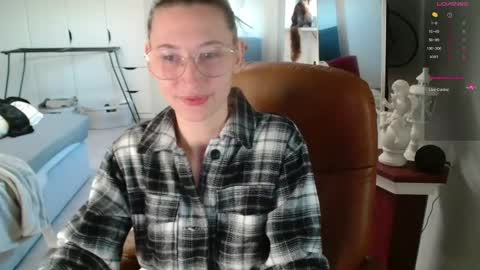 Leonie online show from April 17, 6:49 am