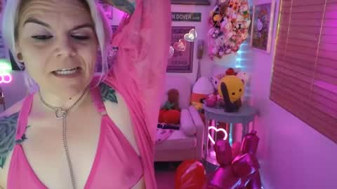 Snapshot of cherryb0mbb0mb chatting on February 11, 7:12 am CherryBombBomb online show from February 11, 7:12 am