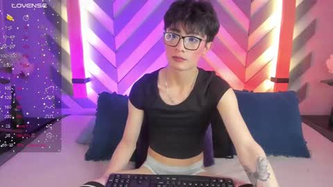 Snapshot of cherryy_boy chatting on March 1, 10:42 pm Matias online show from March 1, 10:42 pm