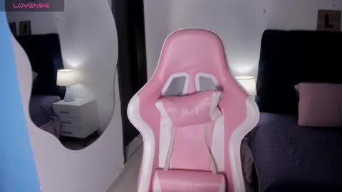 C H L O E  online show from February 13, 5:11 am