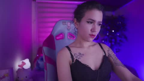 CLOE  online show from November 4, 9:49 pm