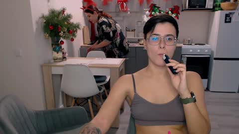 Snapshot of chloe_x_ chatting on December 27, 8:39 pm Eva and Sandra online show from December 27, 8:39 pm