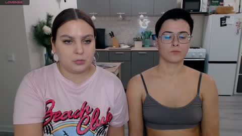 Snapshot of chloe_x_ chatting on December 19, 2:13 pm Eva and Sandra online show from December 19, 2:13 pm