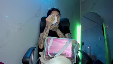 ChloeeThompson online show from November 12, 3:42 am