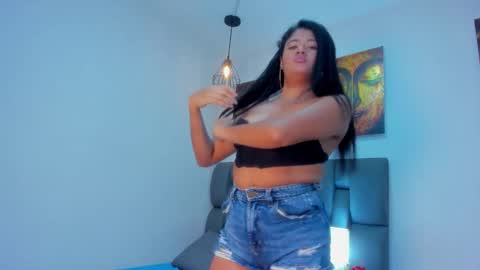 chloeleon_ online show from January 19, 1:54 pm