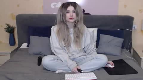 chloemurmeow online show from March 21, 12:05 am