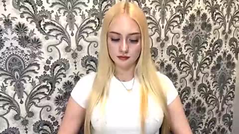 Snapshot of christeneweslow chatting on October 11, 3:26 pm Aurora online show from October 11, 3:26 pm