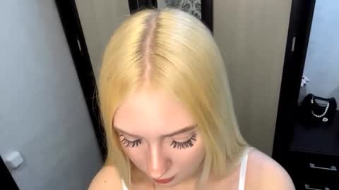 Snapshot of christeneweslow chatting on October 13, 4:20 pm Aurora online show from October 13, 4:20 pm