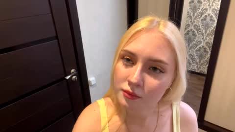 Snapshot of christeneweslow chatting on October 12, 3:37 pm Aurora online show from October 12, 3:37 pm